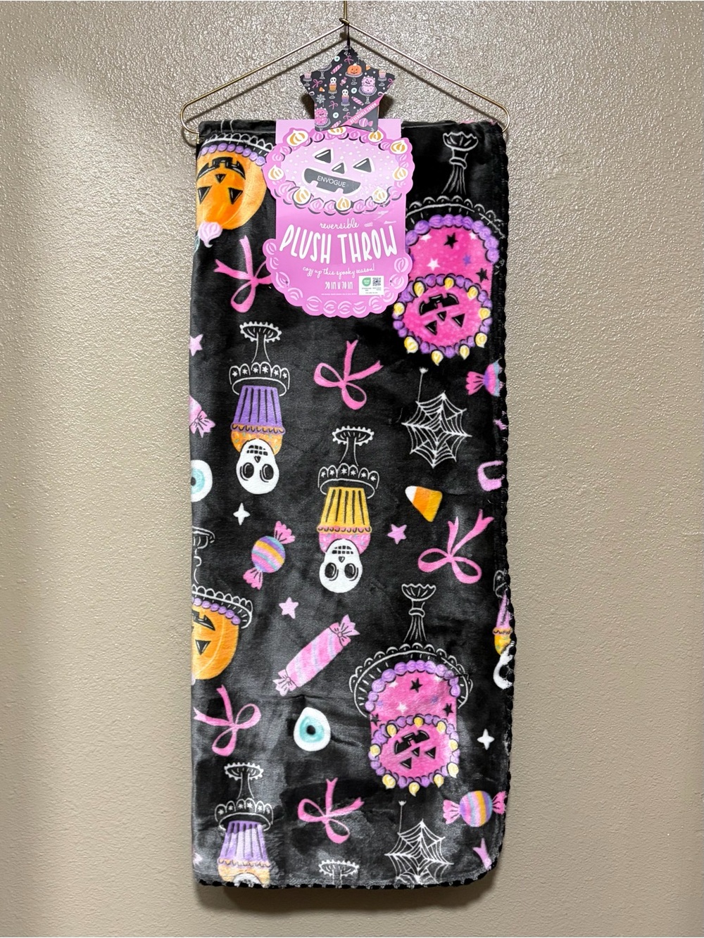 NEW Oversized Halloween Plush Skull Throw Blanket Black and Pink Cozy Fall